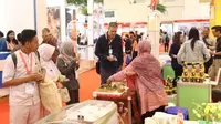 Pengunjung melihat prodak yang di pamerkan dalam Trade Expo Indonesia 2018 di ICE BSD, Kamis (25/10).Pameran ini dihadiri lebih dari 20.000 pengunjung termasuk para pengusaha dari berbagai negara. (Liputan6.com/Angga Yuniar)