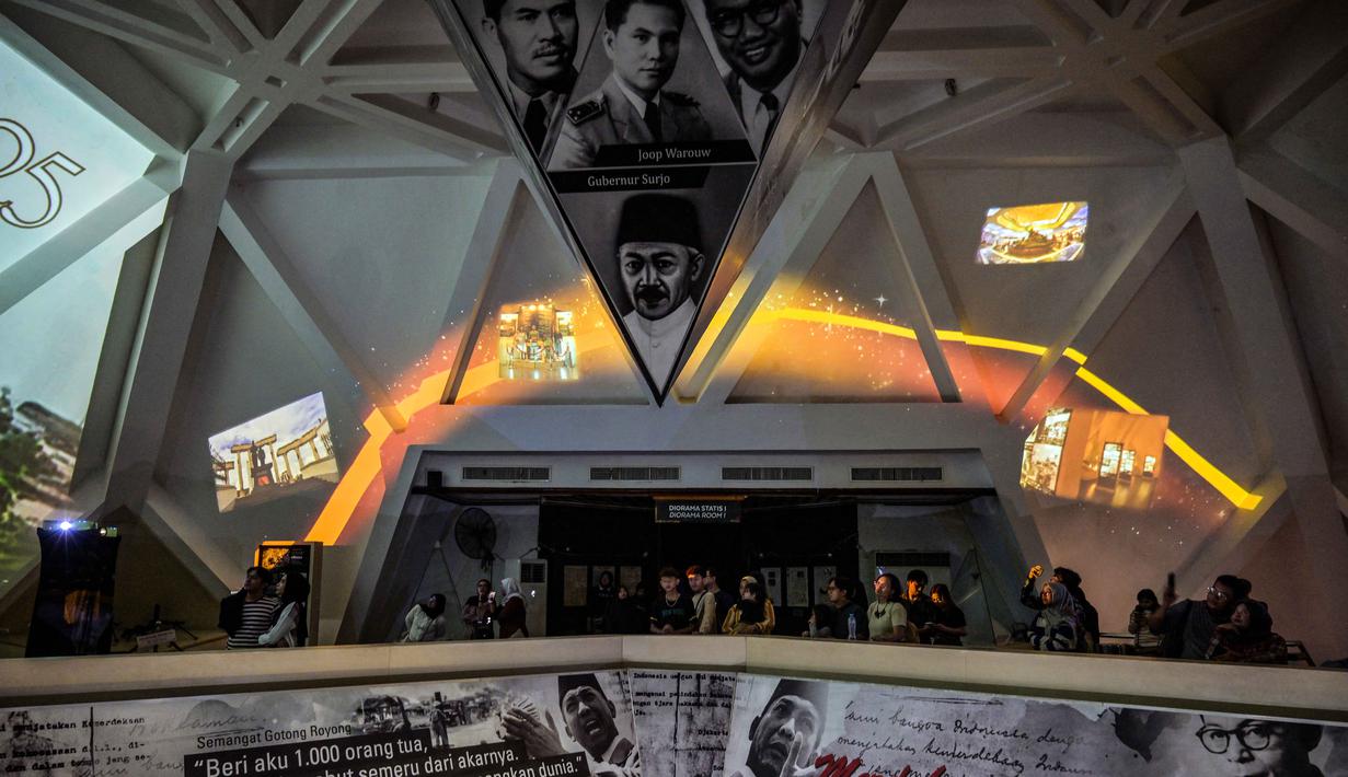 Program Night at The Museum resmi digelar selama tiga hari pada 28–30 November 2025. Tampak dalam foto, pengunjung menyaksikan video imersif yang menggambarkan Pertempuran Surabaya, yang terjadi pada bulan November 1945 antara pejuang Indonesia melawan pasukan Sekutu Inggris dan NICA untuk menegakkan kembali kekuasaan kolonial Belanda setelah berakhirnya Perang Dunia II, dalam acara 'Malam di Museum 2025' di Museum 10 November, Surabaya, Jawa Timur, Sabtu 29 November 2025. (Juni KRISWANTO/AFP)