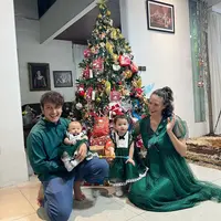 Dimas Anggara dan Nadine Chandrawinata kini dikaruniai dua putri. Keluarga pasangan selebritas ini adem ayem sepi gosip, simak 6 potretnya berikut ini. (Foto: Dok. Instagram @nadinelist)
