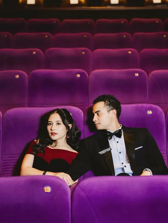 Prilly Latuconsina tampil cantik dengan rambut half curl ponytail dan makeup effortless berlipstik merah [@prillylatunconsia96]