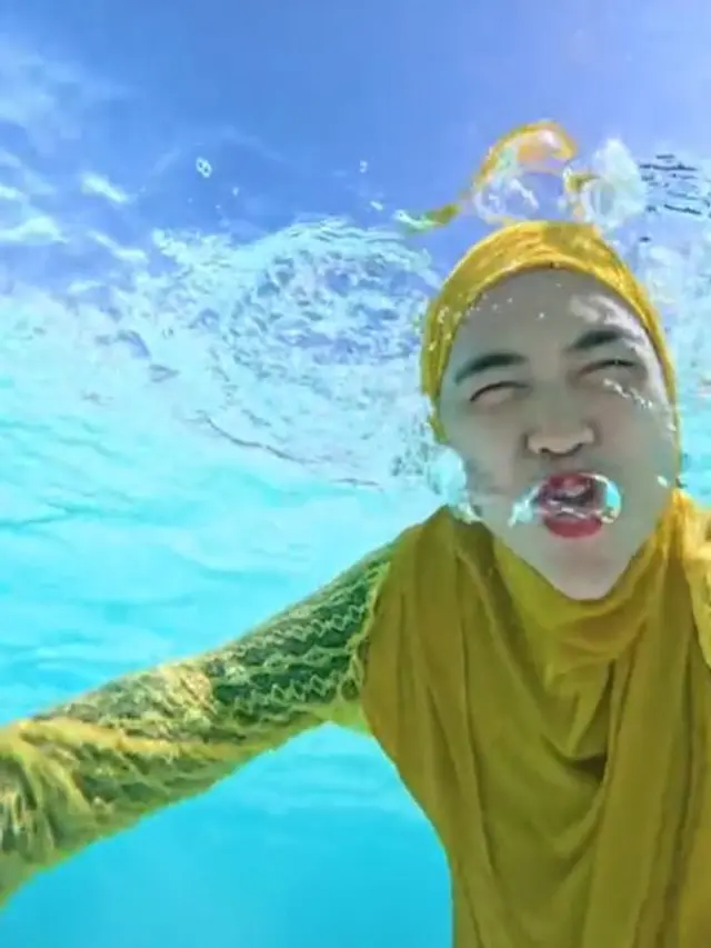 Ria Ricis bicara di dalam air (TikTok/riaricis)