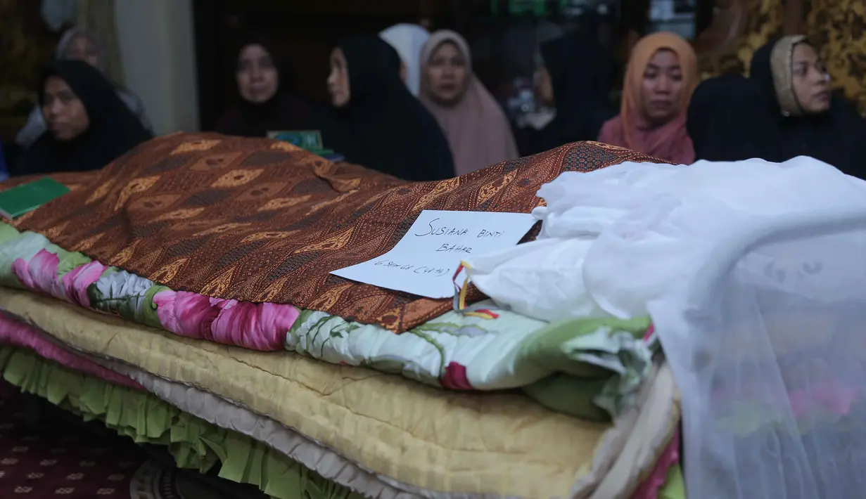 Saat ditemukan, kondisi istri Tukul dalam kondisi tak sadar usai menjalankan salat Maghrib. Hal itu terlihat dari mukena yang habis dikenakan usai menunaikan salat maghrib tidak seperti biasa alias masih berantakan. (Andi Masela/Bintang.com)