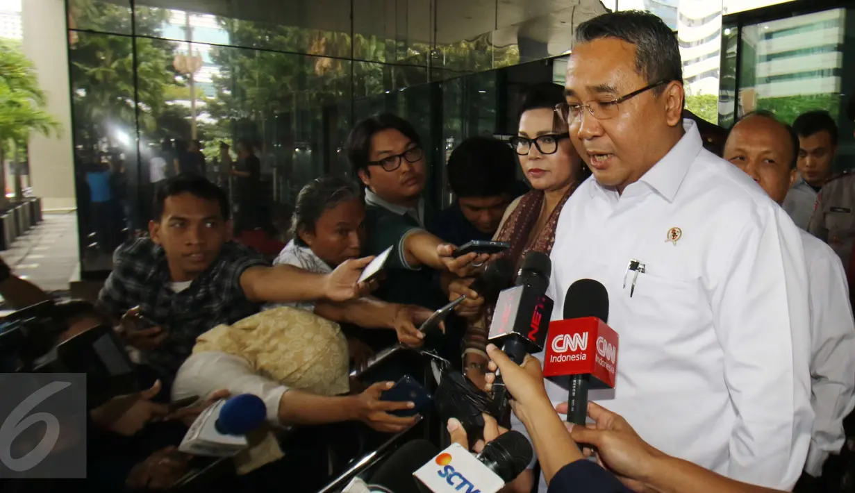 Menteri Desa PDT dan Transmigrasi Eko Putro Sandjojo memberi keterangan kepada awak media usai melakukan pertemuan di Gedung KPK, Rabu (1/2). Pertemuan membahas soal anggaran dana desa untuk mencegah dari penyimpangan korupsi. (Liputan6.com/Helmi Afandi)