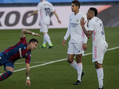 Laga belum genap berjalan 10 menit, Madrid sudah ketiban apes. Eder Militao menjatuhkan Leon dari belakang yang tengah berlari dalam peluang mencetak gol. (Foto: AP/Manu Fernandez)