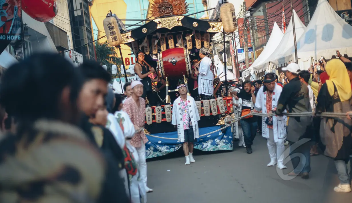 Festival Ennichisai menyuguhkan beragam pertunjukan budaya tradisional Jepang yang diadakan di kawasan Blok M, Jakarta, Minggu (10/5/2015). Festival tahunan ini tak hanya menyediakan hiburan, namun juga makanan Jepang. (Liputan6.com/Faizal Fanani)