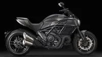 Ducati Diavel Carbon hadir dengan warna dasar hitam kelam.