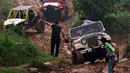 Jeep peserta jurnalis 4x4 melintasi lumpur selama Fastron Weekend Drive- Dasa Warsa Jurnalis 4X4, Bogor, Jawa Barat (26/11). Peserta juga diajak mengikuti pelatihan Fotografi, Videografi dan Editing serta Penulisan Press Release. (Liputan6.com/HO/Jefta)
