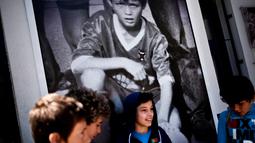 Foto masa kecil Cristiano Ronaldo dipasang di pintu masuk markas CF Andorinha di Funchal, Madeira, Portugal, (30/4/2016). CF Andorinha adalah klub masa kecil bintang Portugal, Cristiano Ronaldo. (AFP/Patricia De Melo Moreira)