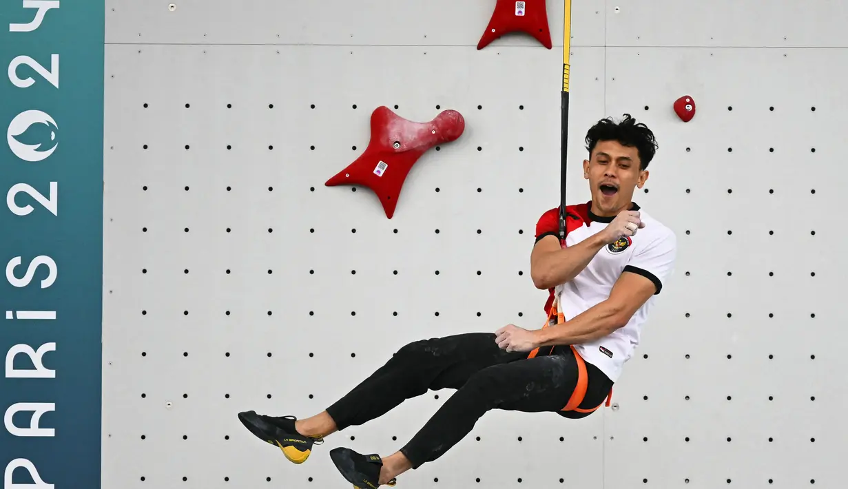 Ekspresi atlet panjat tebing Indonesia, Veddriq Leonardo setelah memenangkan final panjat tebing nomor kecepatan putra Olimpiade Paris 2024 di Le Bourget Sport Climbing Venue, Le Bourget, 8 Agustus 2024. (Fabrice COFFRINI/AFP)