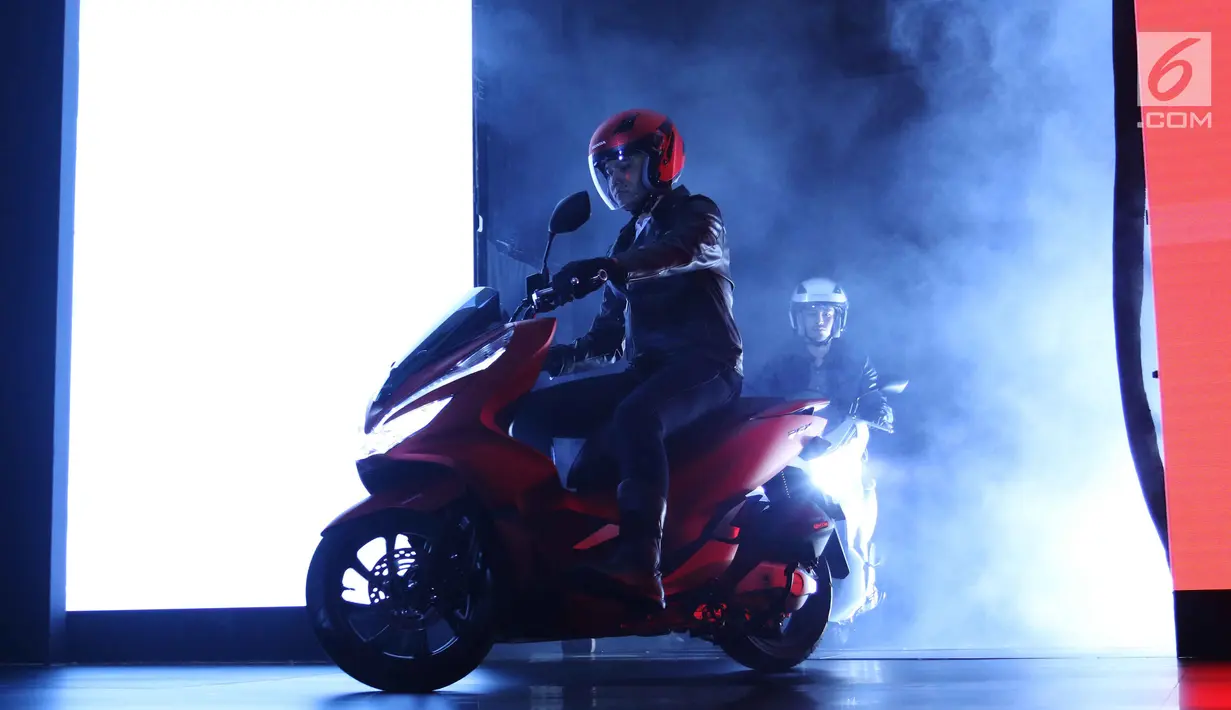 Pengendara manjajal skutik all new Honda PCX saat peluncurannya di Jakarta, Rabu (7/2). Dengan diumumkannya harga all new PCX, PT AHM juga akan langsung memproduksinya di pabrik Honda di Sunter. (Liputan6.com/Angga Yuniar)