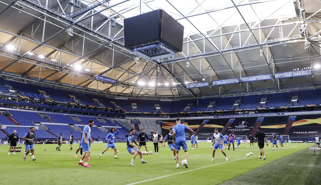 Para pemain Getafe berlatih selama sesi latihan Getafe di Veltins-Arena di Gelsenkirchen, Jerman, Selasa, (4/8/2020). Getafe akan bertanding melawan Inter Milan pada babak 16 besar Liga Europa di Veltins Arena. (Lars Baron / Pool via AP)