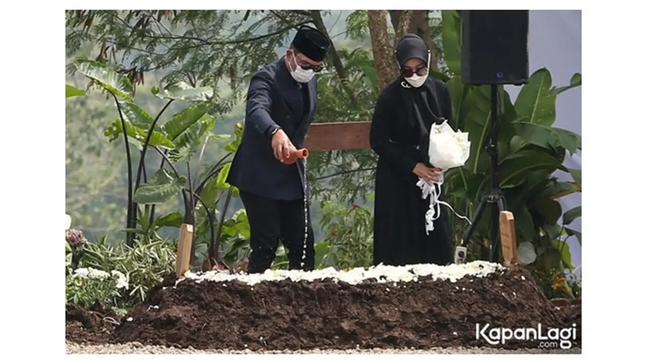 6 Momen Ridwan Kamil dan Atalia Praratya Tabur Bunga di Pusara Eril, Penuh Haru