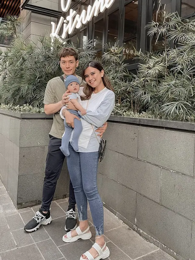 Gaya Stylish Audi Marissa saat Gendong Anak Menggemaskan