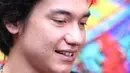 "Biasanya kalau cerita anak SMA atau drama teenlit biasa itu proses gimana deketin ceweknya. Di sini yang diomongin bukan itu. Lebih dalam daripada itu, jauh. Posesifnya," tambah Adipati Dolken. (Adrian Putra/Bintang.com)