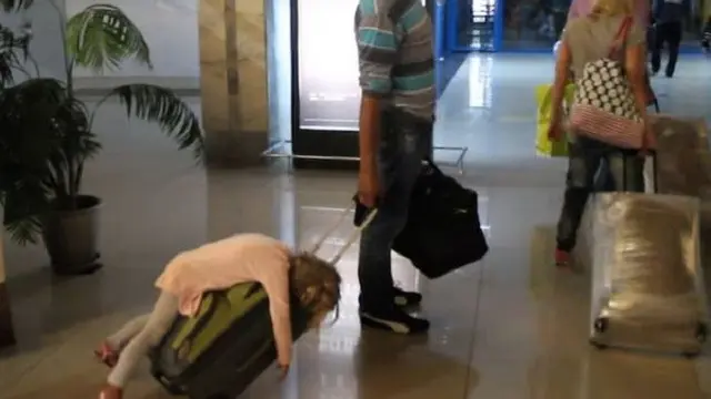 Aksi Orangtua Isengin Anak Saat Tidur, Bikin Ketawa Ngakak