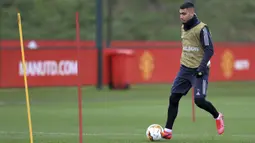 Gelandang Manchester United, Andreas Pereira menggiring bola selama sesi latihan tim di Manchester, Inggris, Rabu (19/2/2020). MU akan bertanding melawan wakil Belgia, Club Brugge pada leg pertama babak 32 besar Liga Europa di Jan Breydel Stadion. (Simon Cooper/PA via AP)