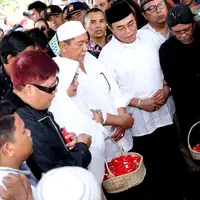 Deddy Mizwar sengaja meluangkan waktu dari tugasnya sebagai Wakil Gubernur Jawa Barat. Ia datang ke TPU Tanah Kusir, Jakarta Selatan. (Wimbarsana/Bintang.com)
