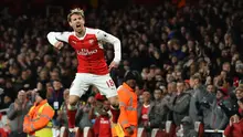 Bek Arsenal Nacho Monreal merayakan gol bunuh diri pemain Leicester City Robert Huth pada laga di Stadion Emirates, London, Rabu (26/4/2017). (AFP/Glyn Kirk)