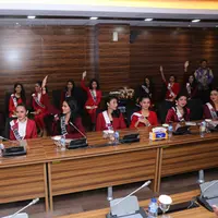 Berbagai pembekalan dilakukan pada finalis Puteri Indonesia 2018. Setelah sebelumnya mendapat pembekalan dari Badan Narkotika Nasional (BNN), kali ini kembali dibekali dari KEIN. (Adrian Putra/Bintang.com)
