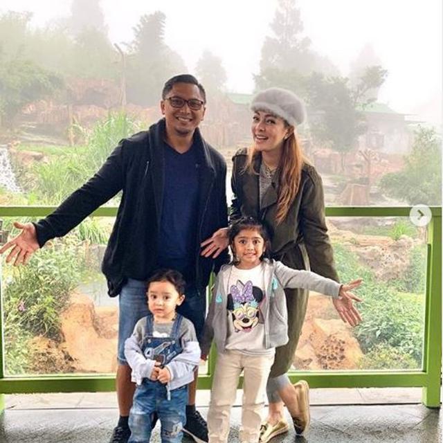 Reisa Broto Asmoro dan keluarga di Taman Safari Indonesia