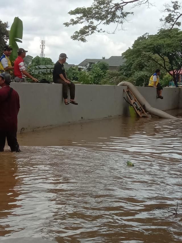 Banjir hebat yang melanda Bekasi, Jawa Barat juga melanda rumah mantan Menteri Pekerjaan Umum dan Perumahan Rakyat (PUPR), Basuki Hadimuljono.