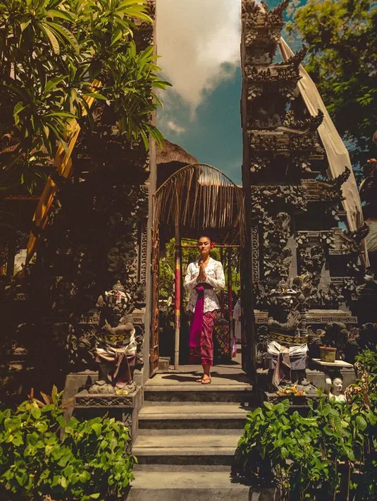 Baru-baru ini Agnez pun mengunggah potretnya mengenakan batik dan kebaya Nusantara dengan paduan Cheongsam. Ia pun terlihat sangat elegan dan mendapat ribuan pujian dari penggemarnya. (Liputan6.com/IG/@agnezmo)