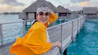 Dalam kesempatannya mengunjungi Bora Bora, Syahrini mengaku bahagia bisa liburan di sana. Pesona air laut yang indah membuat Syahrini tampak jelas bahagia. Di Bora Bora, Syahrini tampak mencolok dengan outer berwarna kuning ditemani hiasan kepala yang modis abis. (Liputan6.com/IG/@princessyahrini)