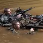 Tentara dari Combat Team Divisi Infanteri 1 Stryker Brigade Angkatan Darat AS menyusuri sungai dalam pelatihan perang hutan di Hawaii, 1 Maret 2017. Tentara Angkatan Darat melakukan kursus pelatihan hutan untuk fokus pada Asia dan Pasifik. (AP/Daniel Lin)