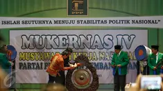 Mendagri Tjahjo Kumolo beserta Menteri Hukum dan HAM RI Yasonna Hamonangan Laoly saat membuka Mukernas ke-IV PPP di Jakarta, (24/2). (Liputan6.com/Faizal Fanani)
