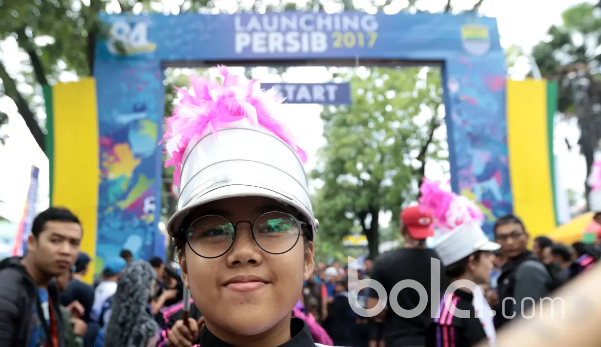 Seorang tim Marching Band bersiap mengikuti jalan santai di Stadion Siliwangi, Bandung, Minggu (2/4/2017. Jalan Santai ini merupakan rangkaian dari Peluncuran Tim Persib Bandung. (Bola.com/Nicklas Hanoatubun)