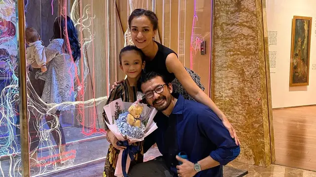 [Fimela] Rio Dewanto bersama istri dan anaknya