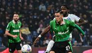 Bek Sassuolo asal Indonesia, Jay Idzes, berduel memperebutkan bola dengan penyerang Inter Milan asal Prancis bernomor 9, Marcus Thuram, dalam pertandingan Serie A Italia antara Sassuolo dan Inter Milan di Stadion Mapei, Reggio Emilia, Italia, pada 8 Februari 2026. (Piero CRUCIATTI / AFP)