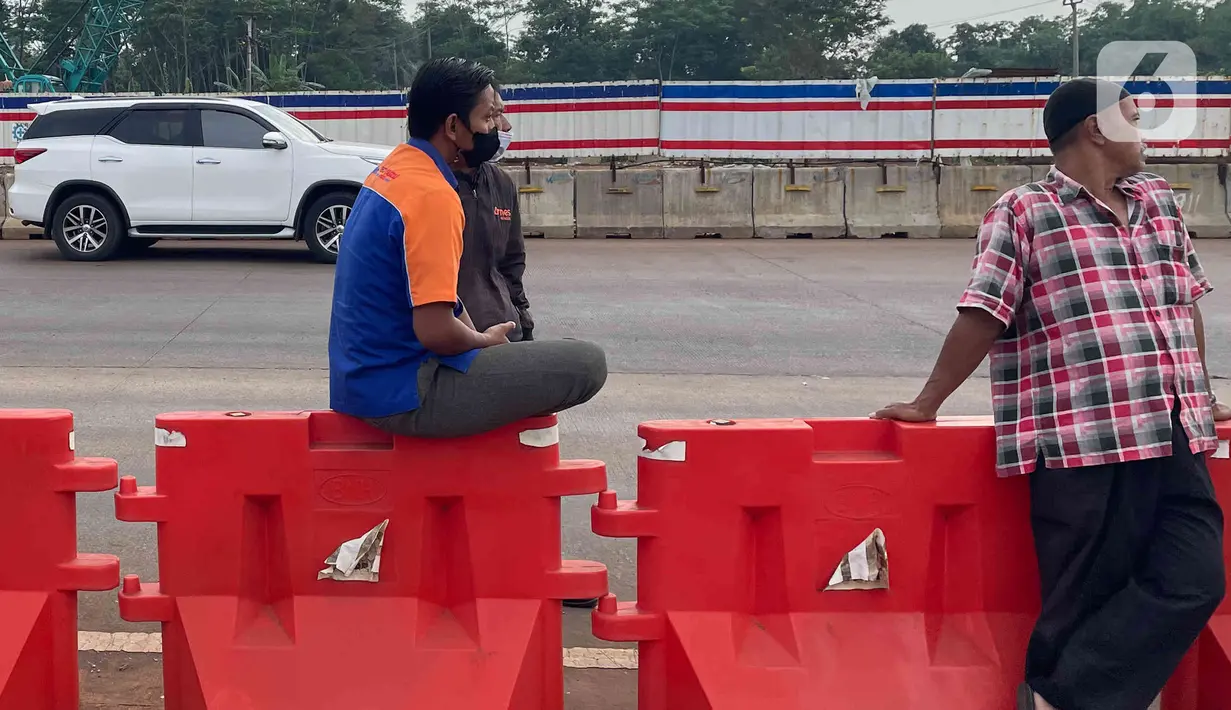 <p>Sejumlah pengendara arah Jakarta sedang menunggu di gerbang  pintu tol Sadang, Jawa Barat, Sabtu (30/4/2022).  Sejumlah pengendara terpaksa harus menggugurkan berjam-jam akibat pemberlakuan one way di ruas jalan tol Jakarta-Cikampek.  (Liputan6.com/Angga Yuniar)</p>