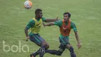 Bek Barito Putera, Hansamu Yama, duel udara dengan striker Persipura Jayapura, Marianus Wanewar, saat seleksi Timnas Indonesia U-22 di Lapangan SPH Karawaci, Banten, Kamis (23/2/2017). (Bola.com/Vitalis Yogi Trisna)