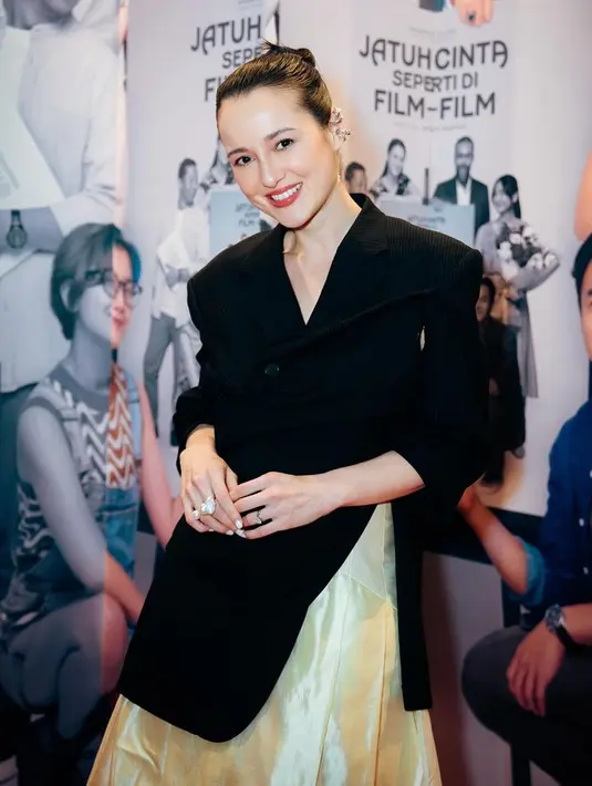Setelah menjadi ibu, Julie Estelle pun comeback lewat film Jatuh Cinta seperti di Film-Film. Saat gala premier, ia tampil dengan atasan hitam dipadukan rok kuning. [@julstelle]