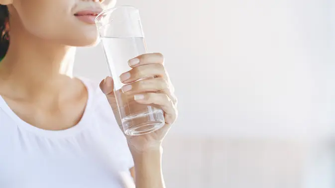 Perbanyaklah minum air putih karena bisa merawat wajah agar tetap awet muda. (Foto: Freepik/pressfoto)