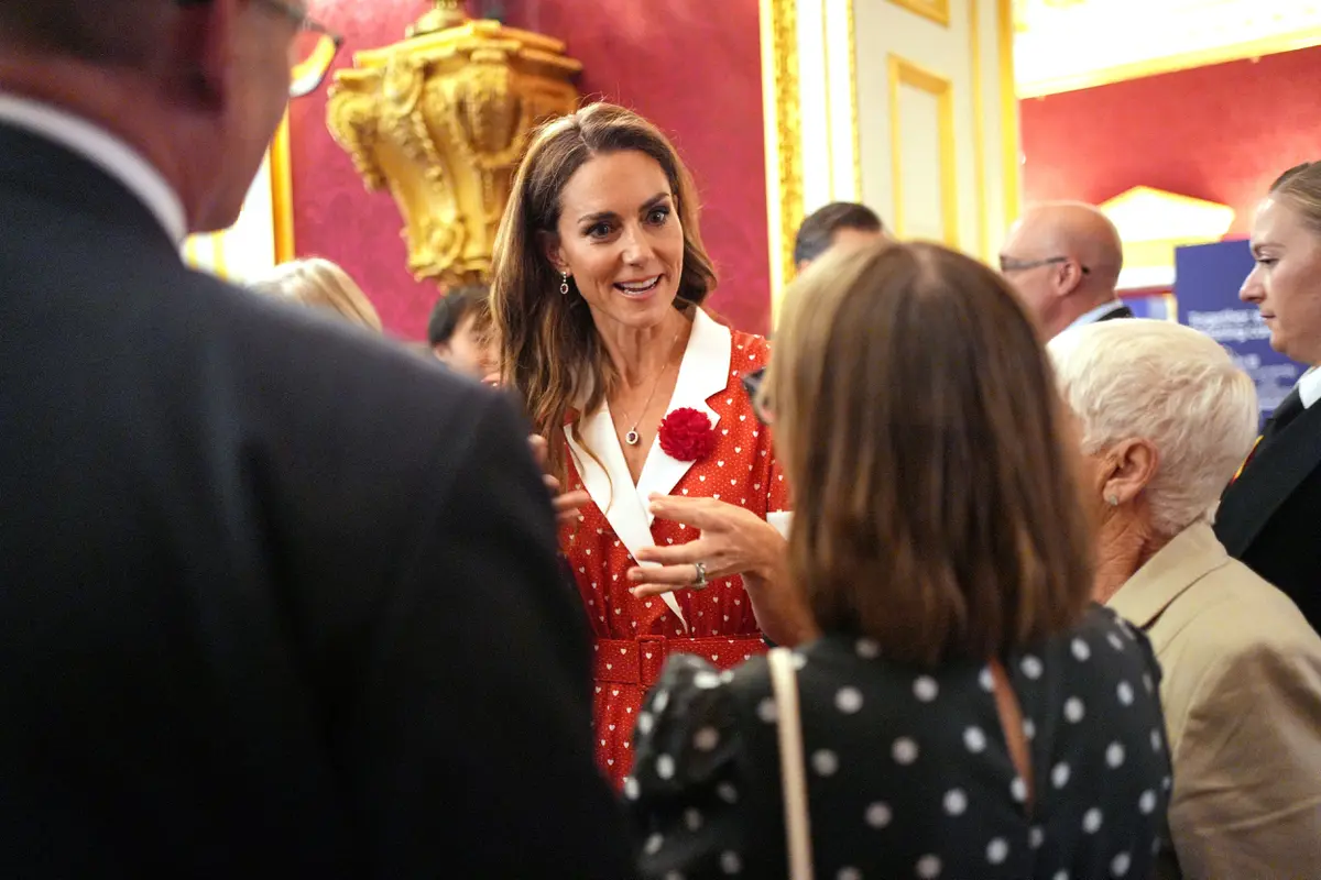 Pesan Tersembunyi Kate Middleton di Gaun Polkadot Merah Putih Saat Dampingi Raja Charles
