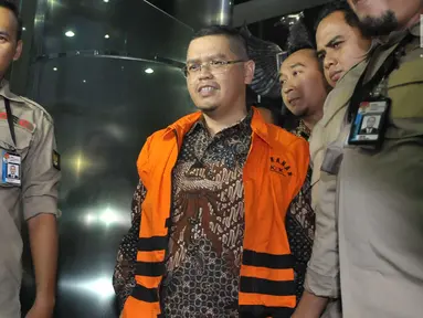Wakil Ketua Komisi V DPR Fraksi PKS, Yudi Widiana Adia mengenakan rompi oranye usai memenuhi panggilan penyidik KPK, Jakarta, Rabu (19/7). (Liputan6.com/Helmi Afandi)