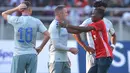Ekspresi Rooney saat hendak dipeluk suporter pada laga persahabatan antara Everton dan Gor Mahia di SportsPesa Super Cup final di Dar-es-Salaam, (13/7/2017). (AFP/Tony Karumba)