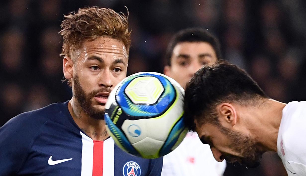 Striker PSG, Neymar, berebut bola dengan bek Lille, Zeki Celik, pada laga Ligue 1 Prancis di Stadion Parc des Princes, Paris, Jumat (22/11). PSG menang 2-0 atas Lille. (AFP/Franck Fife)