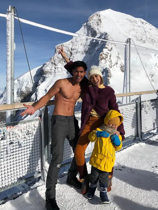 Pada bulan Januari 2019, Jessica Iskandar bersama Richard juga pergi berlibur di puncak gunung Jungfraujoch, Swiss. Ketiganya pun terlihat menikmati momen liburan tersebut.  (Liputan6.com/IG//inijedar)