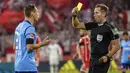 Wasit, Tobias Stieler memberikan kartu kuning kepada pemain Leverkusen, Dominik Kohr saat melawan Bayern Munchen pada laga Bundesliga di Allianz Arena, Munich,  (18/8/2017). Bayern menang 3-1. (AFP/Guenter Schiffmann)