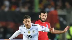 Pemain timnas Jerman, Leon Goretzka dan gelandang Azerbaijan, Rahid Amirguliyev berebut bola pada babak kualifikasi Piala Dunia 2018 zona Eropa di Stadion Fritz Walter, Minggu (8/10). Dua gol Goretzka mewarnai kemenangan Jerman 5-1 (Christof STACHE/AFP)