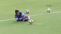 Kiper Timnas Indonesia U23, Muhammad Ridho saat berlatih bersama tim di Lapangan A,B,C, Senayan, Jakarta (18/2/2018). Latihan ini merupakan persiapan Asian Games 2018.(Bola.com/Nick Hanoatubun)