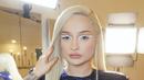 Ia pun kembali mengenakan eyeshadow putih yang cocok drngan warna blondenya. Ia menambahkan eyeshadow pink serta lipstik nude glossy. (@kimpetras)