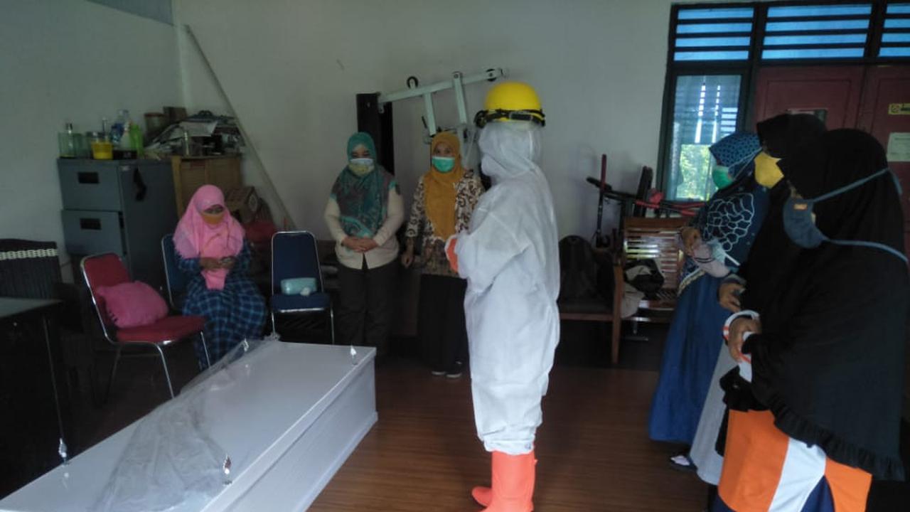 Pelatihan pemulasaraan jenaza Covid-19 di Depok. (George Genesis/Liputan6.com)