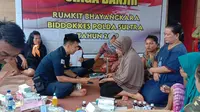 Personil Biddokes Polda Sultra di lokasi korban banjir Konawe, Sabtu (15/6/2019).(Ahmad Akbar Fua/Liputan6.com)