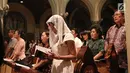Umat Nasrani terlihat khusyuk berdoa saat mengikuti Misa Natal di Gereja Katedral, Jakarta, Minggu (24/12). Dalam perayaan Natal ini dekorasi di area Gereja Katedral juga disesuaikan dengan tema tersebut. (Liputan6.com/Herman Zakharia)