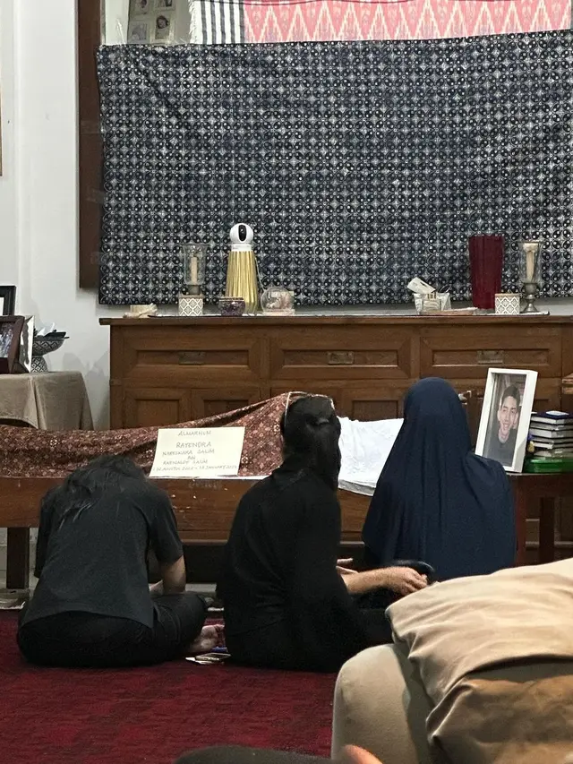 Kaneishia Yusuf  di makam kekasih (Instagram/kaneishiayusuf05)