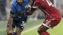 Pemain Bayern Munchen, David Alaba (kanan) berebut bola dengan pemain Leverkusen, Karim Bellarabi pada laga Bundesliga di Allianz Arena, Munich,  (18/8/2017). Bayern menang 3-1. (Sven Hoppe/dpa via AP)